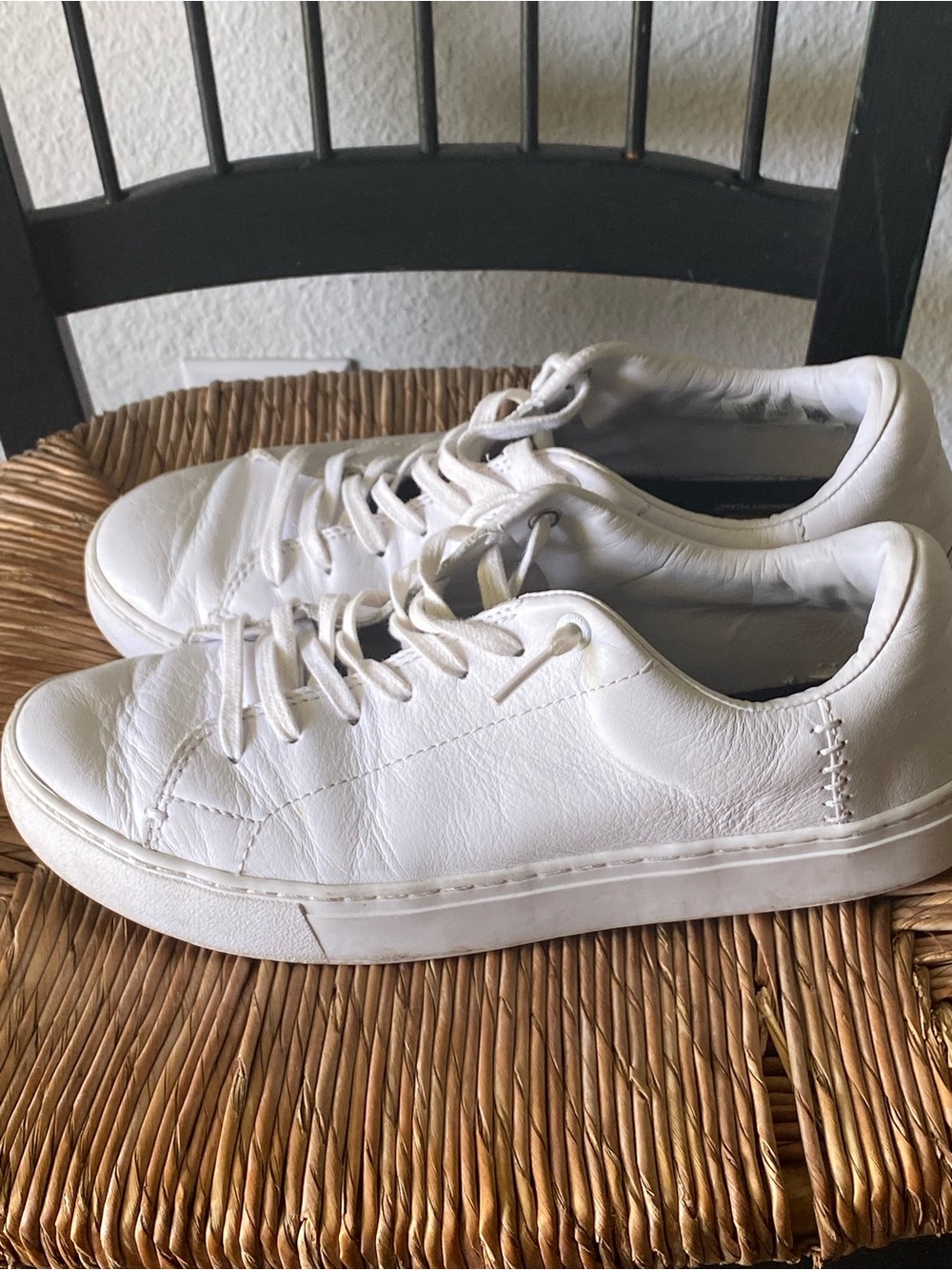 White Leather Tom’s Women’s 9 Sneakers Shoes Lace Up Excellent